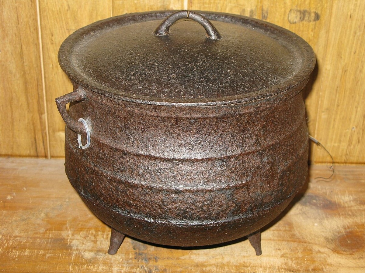 Cast iron potjie pot — photo 3 of 4
