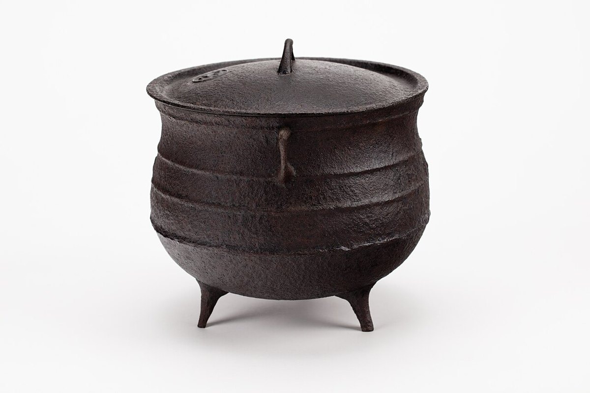 Cast iron potjie pot — photo 1 of 4