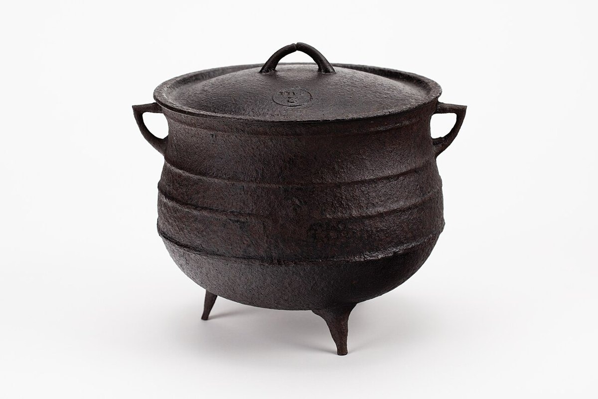 Cast iron potjie pot — photo 2 of 4
