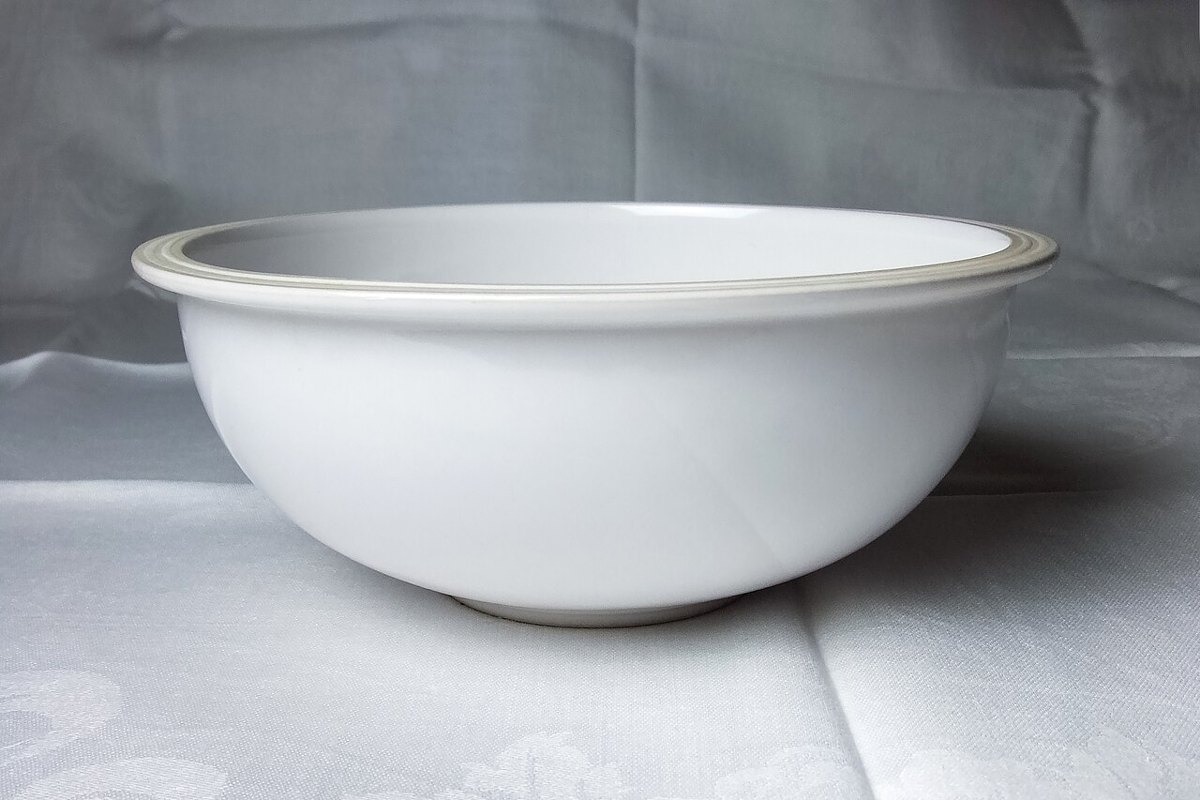 White stoneware serving bowl — photo 3 of 4