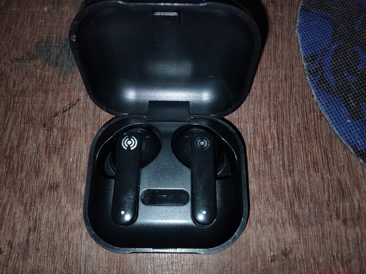 Air Pro wireless earbuds — photo 2 of 3