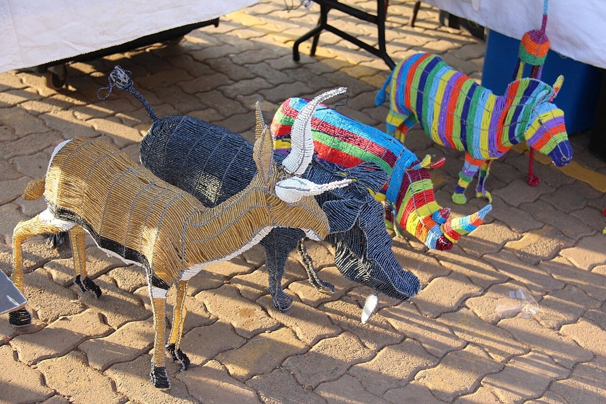 Wire and bead chameleon — photo 3 of 4